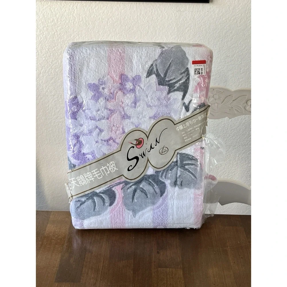 Vtg 1980s BATH SHEET Floral Purple Made in Shanghai Swan Brand *READ DESC*